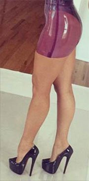 Hübsche junge Frau mit toller Figur aber sehr arg devot